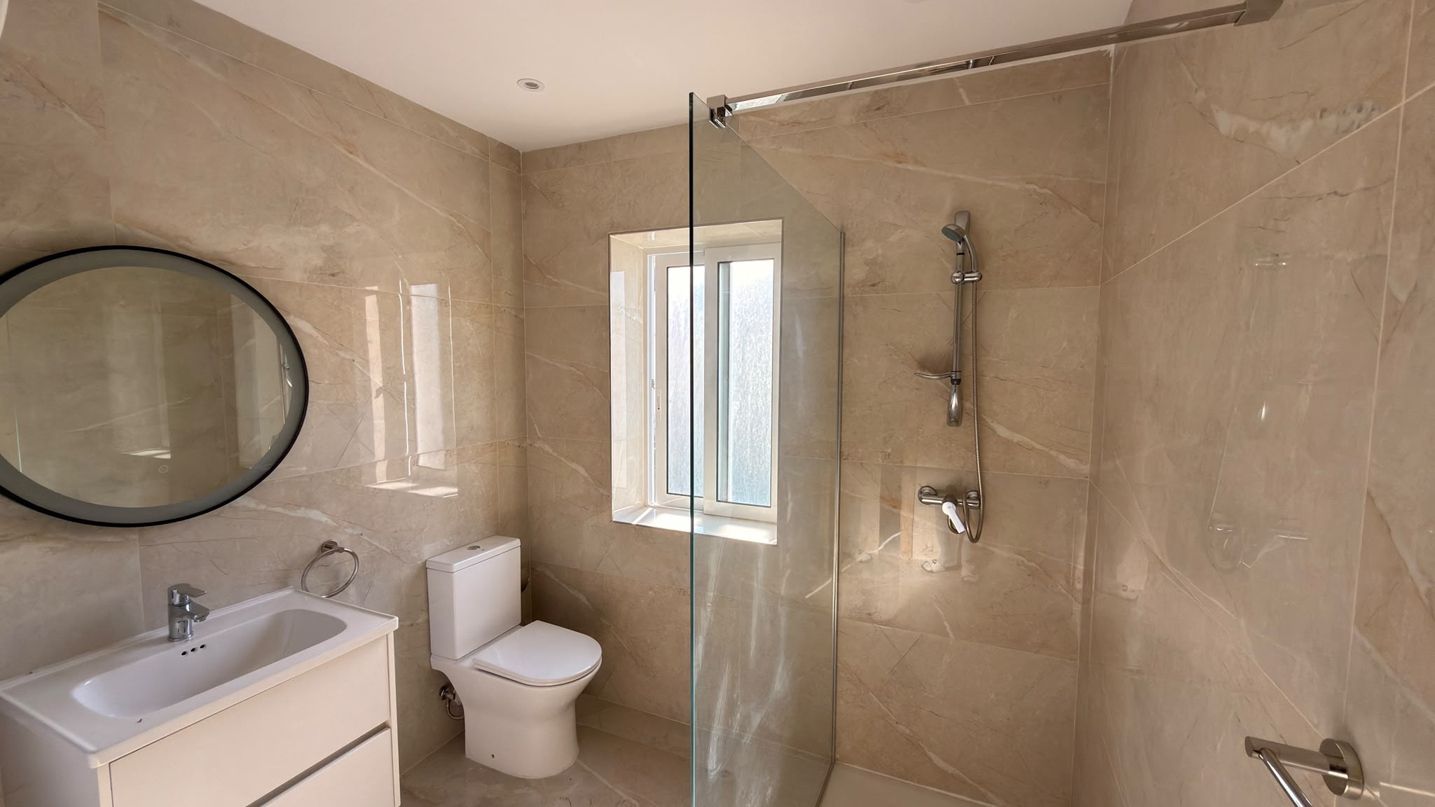 Three-bedroom flat with sea views, St Paul’s Bay, Bathroom 1