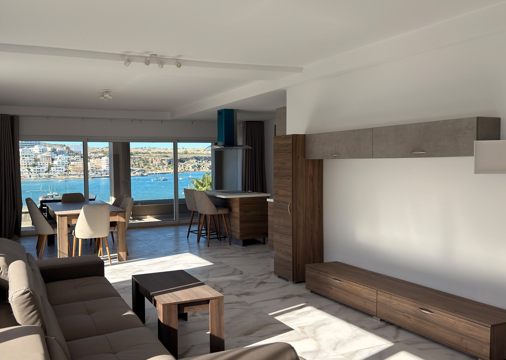 Three-bedroom flat with sea views, St Paul’s Bay, Living room