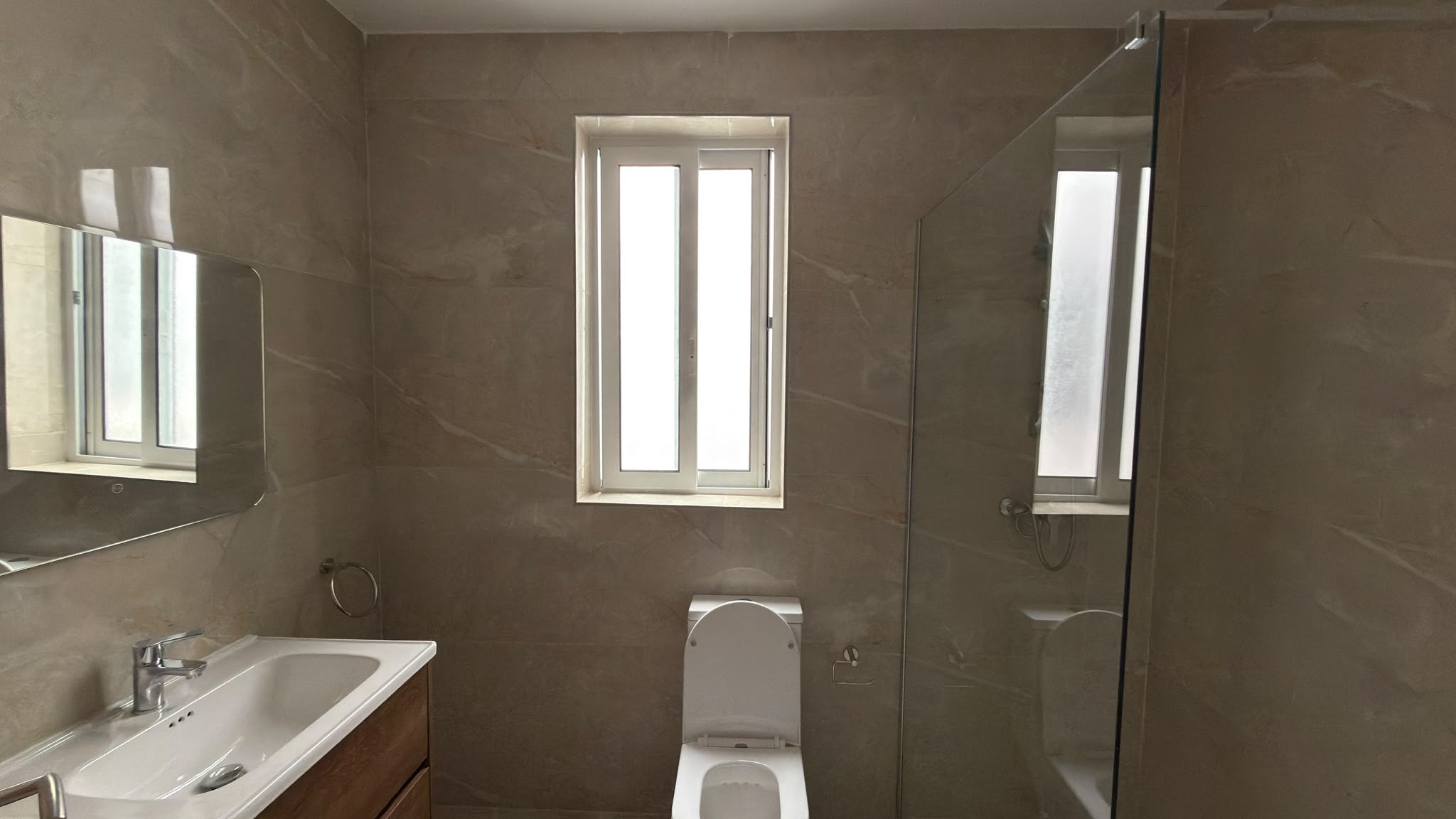 Three-bedroom flat with sea views, St Paul’s Bay, Bathroom 1
